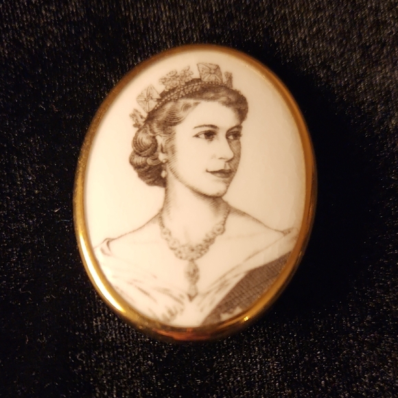 QUEEN ELIZABETH Jewelry - Elizabeth II Coronation Brooch 1953 Bone China, Beautiful Condition